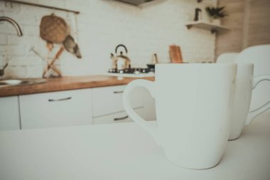 Mutfak eşyaları beyaz mutfakta.