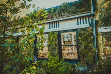 Parkta güzel bir açık hava restoranı var.