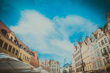 Eski renkli evleri olan Wroclaw merkez pazar meydanı