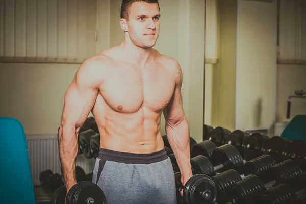 Hombre Entrena Gimnasio Fitness Deporte Salud —  Fotos de Stock