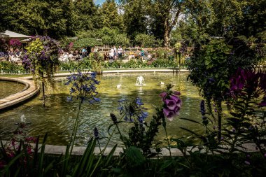 Kopenhag 'daki güzel park ve bahçe. Çekim