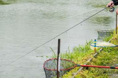 Gölde balık tutmak, şehrin dışında dinlenmek.