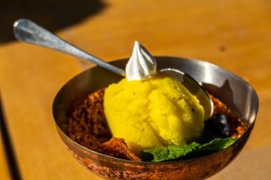 Masanın üzerinde güzel bir kasede ananas şerbeti.