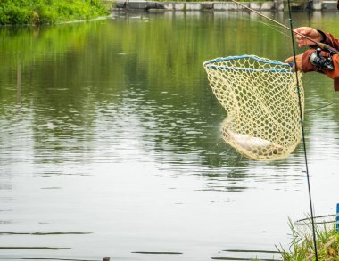 Gölde balık tutmak, şehrin dışında dinlenmek.