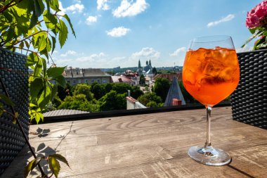 Şehir arka planında kokteyl aperolü