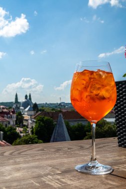 Şehir arka planında kokteyl aperolü