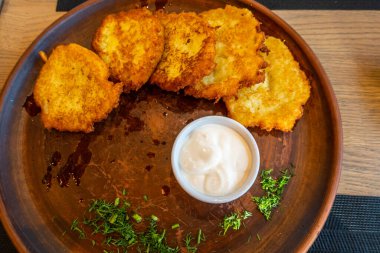 Patates kremalı ve ekşi kremalı krep.