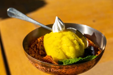 Masanın üzerinde güzel bir kasede ananas şerbeti.