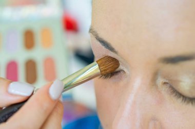 Makyaj yap. Makyaj sanatçısı makyaj yapıyor.