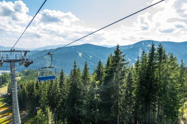 Kayak merkezi yaz doğası arka planı