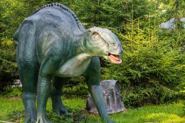 Dinozor parkında lastik heykeller