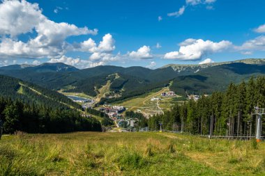 Kayak merkezi yaz doğası arka planı