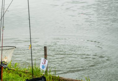 Gölde balık tutmak, şehrin dışında dinlenmek.