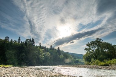 Muhteşem dağ nehri. Büyüleyici bir doğa.