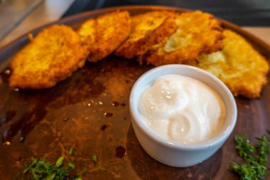 Patates kremalı ve ekşi kremalı krep.