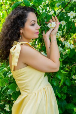 Rahat bir atmosferde güzel bir kızın portresi.