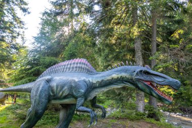 Dinozor parkında lastik heykeller