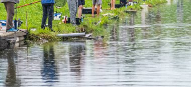 Gölde balık tutmak, şehrin dışında dinlenmek.