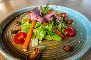 Tabakta dana etli salata, yemek arkaplanı
