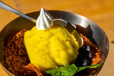 Masanın üzerinde güzel bir kasede ananas şerbeti.