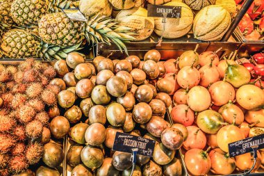 Mağaza vitrininde güzel organik meyveler