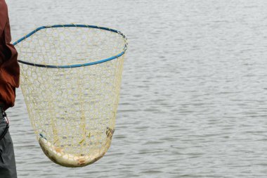 Gölde balık tutmak, şehrin dışında dinlenmek.