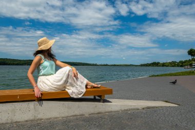 Gölde güzel bir kız