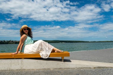 Gölde güzel bir kız