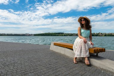 Gölde güzel bir kız