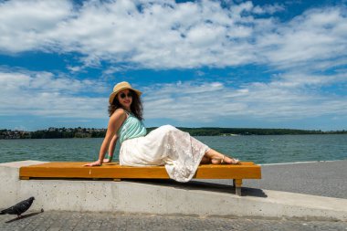 Gölde güzel bir kız