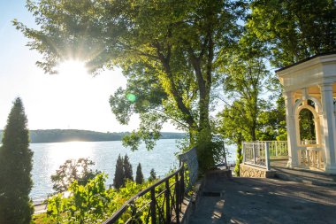 Göl kenarındaki ağaçlarla güzel bir teras.