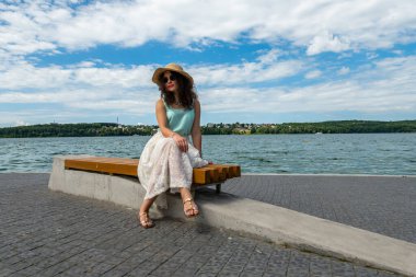 Gölde güzel bir kız