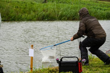 Gölde balık tutmak, şehrin dışında dinlenmek.