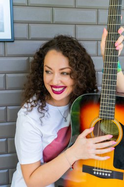 Rahat bir atmosferde güzel bir kızın portresi.