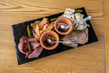 Tabakta et ve domuz yağı, yemek arkaplanı.