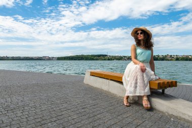 Gölde güzel bir kız