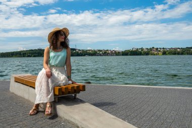 Gölde güzel bir kız