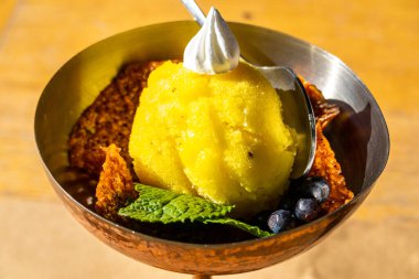 Masanın üzerinde güzel bir kasede ananas şerbeti.