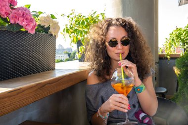 Güzel bir kadının şehir portresi