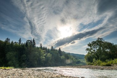 Muhteşem dağ nehri. Büyüleyici bir doğa.