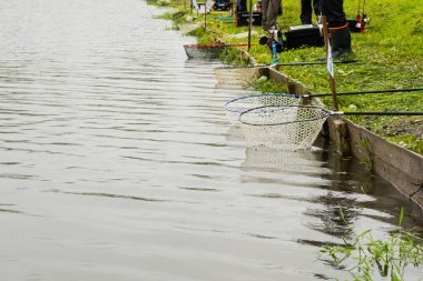 Gölde balık tutmak, şehrin dışında dinlenmek.
