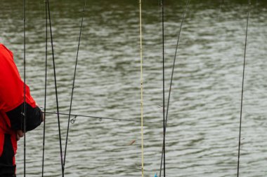 Gölde balık tutmak, şehrin dışında dinlenmek.