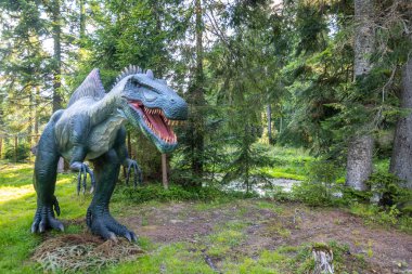 Dinozor parkında lastik heykeller