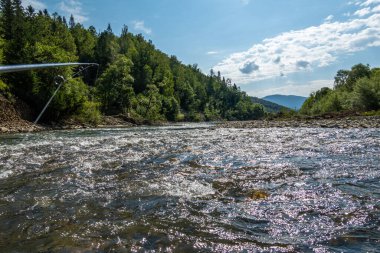 Muhteşem dağ nehri. Büyüleyici bir doğa.