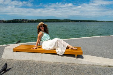 Gölde güzel bir kız