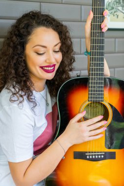 Rahat bir atmosferde güzel bir kızın portresi.