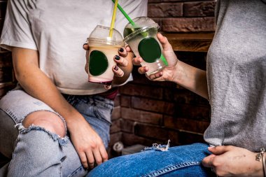 Ahşap arka planda kahve ve dondurma.