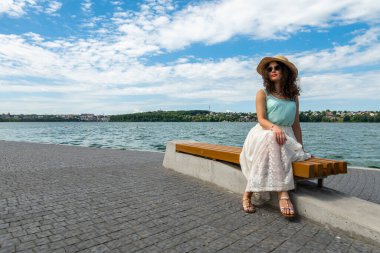 Gölde güzel bir kız