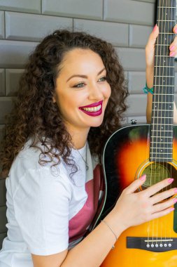 Rahat bir atmosferde güzel bir kızın portresi.