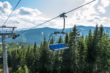 Kayak merkezi yaz doğası arka planı